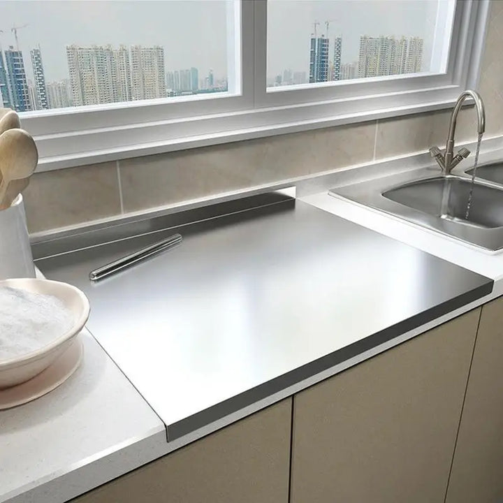 Hygiënische roestvrijstalen snijplank met antislip bodem, ideaal voor de keuken en bescherming van je werkblad.