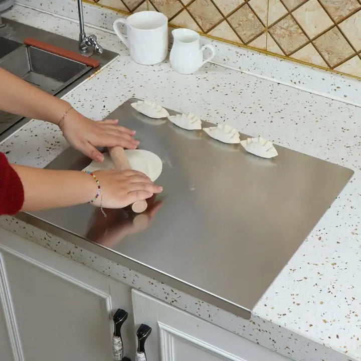 Stijlvolle SteelEdge roestvrijstalen snijplank met antislip, duurzaam en essentieel keukengerei voor elke kok.
