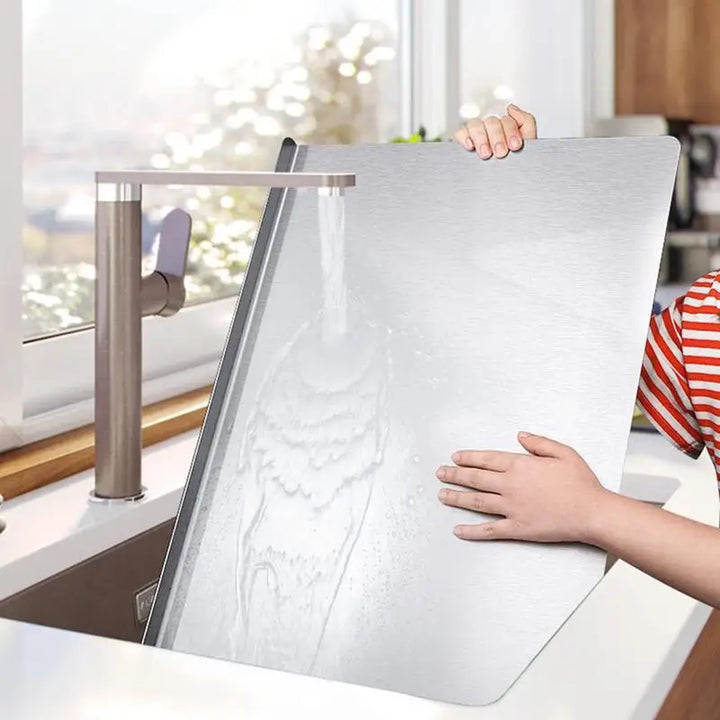 Premium RVS snijplank voor hygiënisch bereiden, met antislip en opstaande rand voor stabiliteit en gemak.