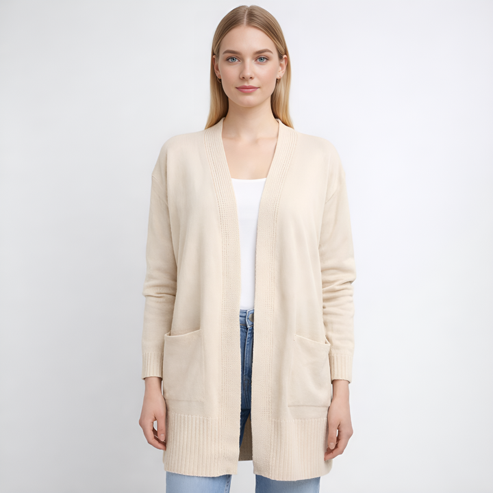 Comfortabel gebreid damesvest met warme lange mouwen en praktische zakken. Must-have voor wintermode.