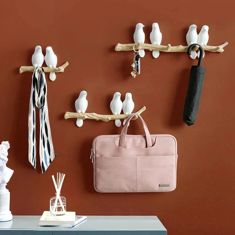 Praktische muurkapstok met houten haken voor jassen en tassen, vogelthema.