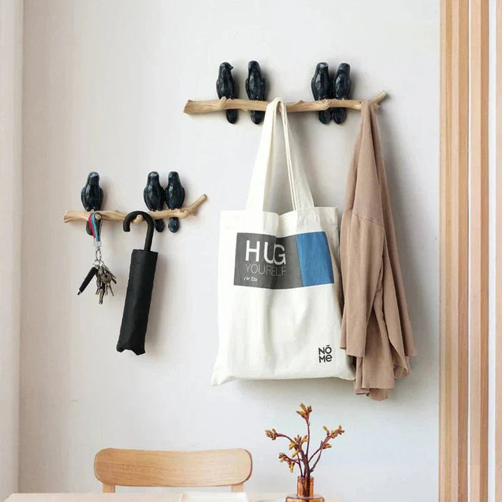 Decoratieve houten wandkapstok met uniek vogeldesign, perfect voor een gezellige entree.
