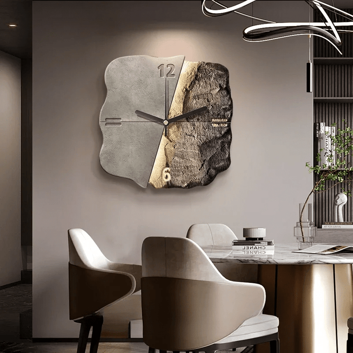 Stijlvolle designer wandklok met unieke zandsteenlook. Stille kwartsuurwerk, moderne interieurdecoratie.