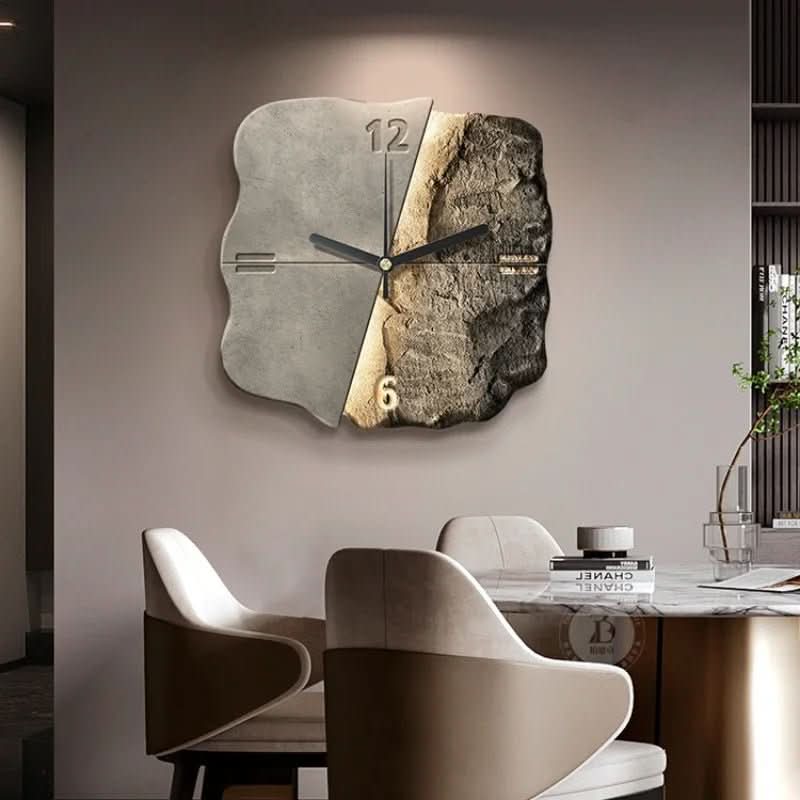 Moderne designer wandklok in zandsteenlook, perfect voor woonkamer of kantoor. Stille klok.