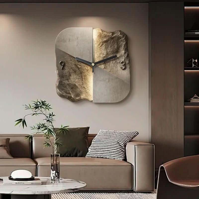 Elegante zandsteenlook wandklok met stil kwartsuurwerk. Stijlvolle toevoeging aan elke muur.