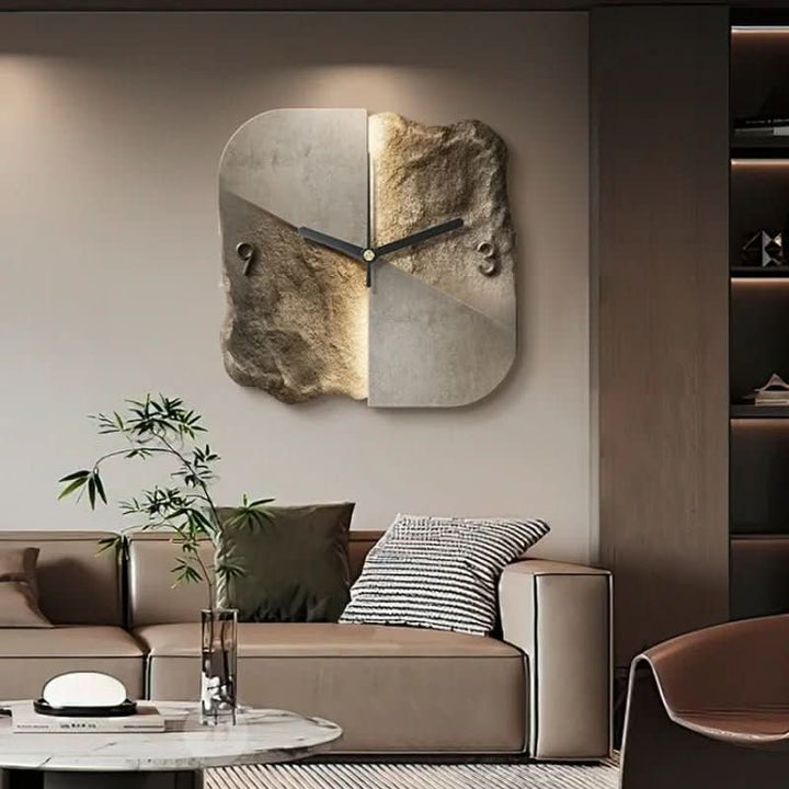 Elegante zandsteenlook wandklok met stil kwartsuurwerk. Stijlvolle toevoeging aan elke muur.