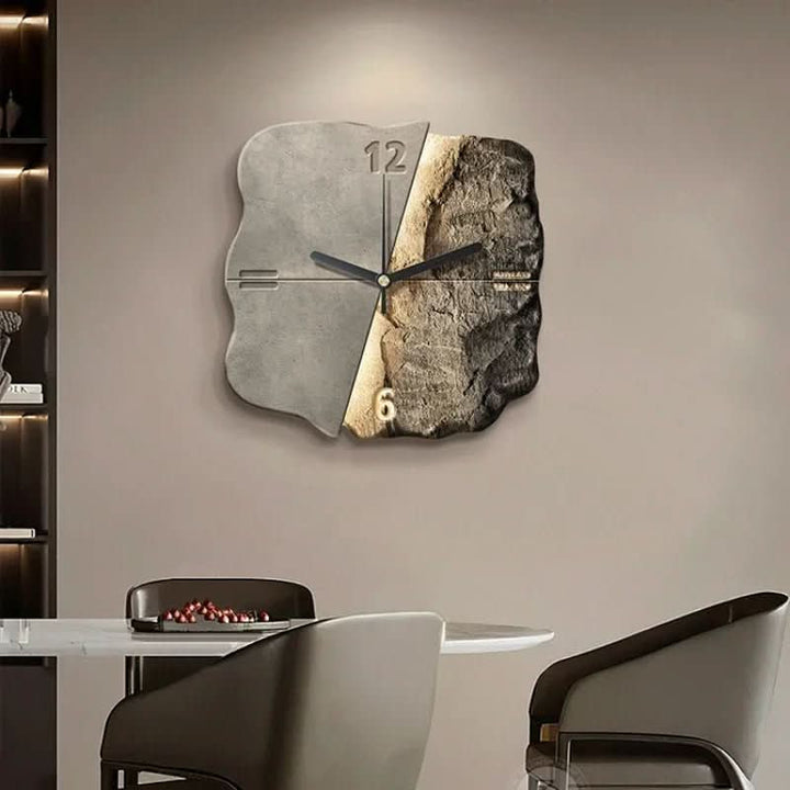 Unieke zandsteenlook wandklok, een stijlvolle blikvanger. Geruisloos design voor rustige ruimtes.