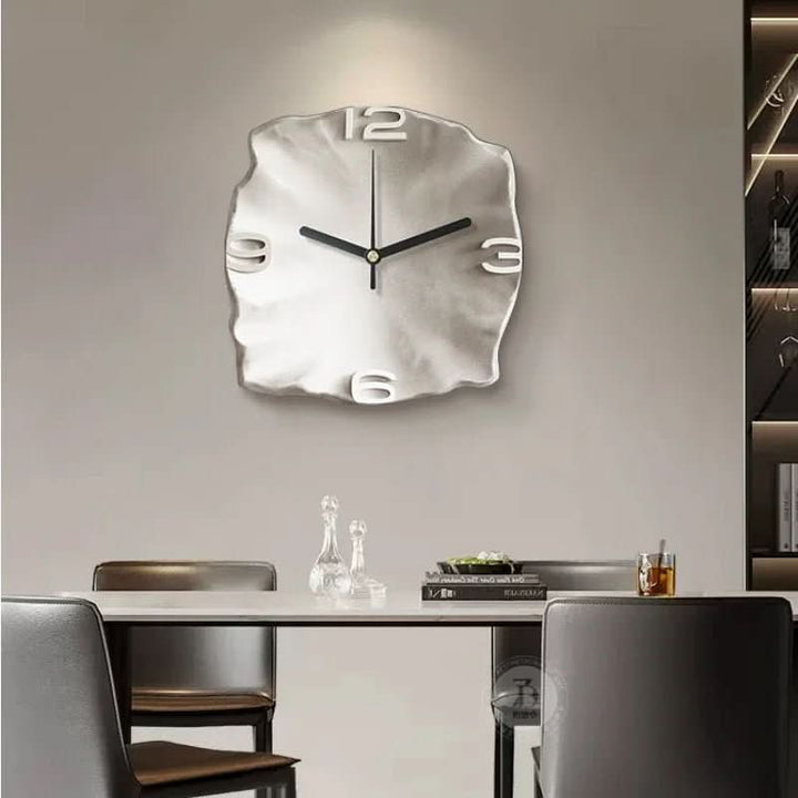Zandsteenlook wandklok, moderne designer klok met stil kwartsuurwerk. Ideaal voor woonkamer decor.