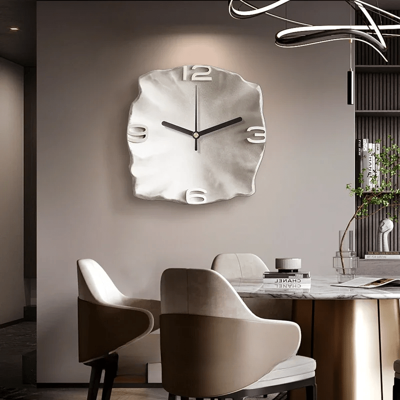 Close-up van de zandsteenlook textuur op deze stijlvolle, stille designer wandklok. Interieurdecoratie.