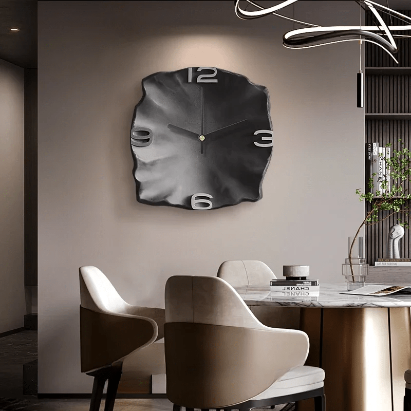Grote zandsteenlook designer wandklok met stil kwartsuurwerk. Trendy voor modern huis en kantoor.