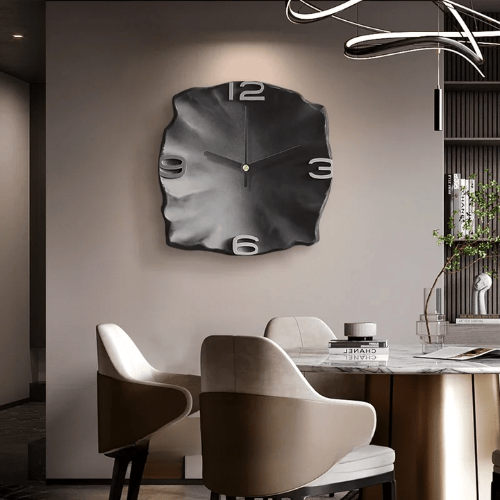 Grote zandsteenlook designer wandklok met stil kwartsuurwerk. Trendy voor modern huis en kantoor.