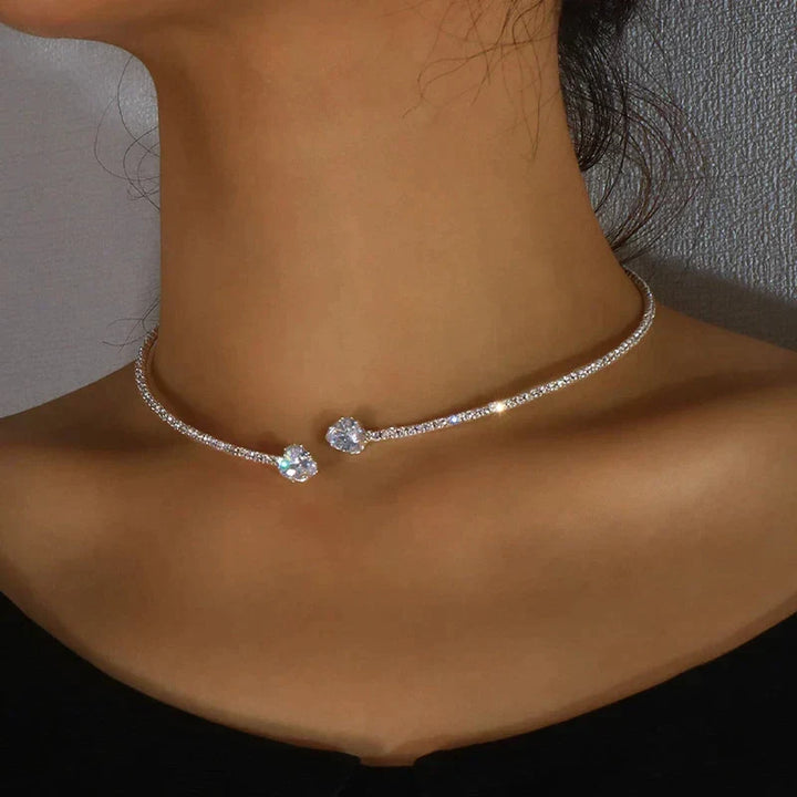 Dames choker ketting met sprankelende zirkonia steentjes, een elegant verzilverd sieraad voor feest.