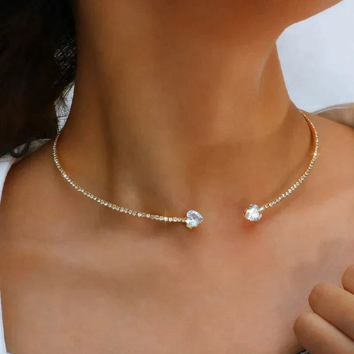 Elegante dames choker ketting met glinsterende zirkonia, perfect als feestelijk sieraad of chique accessoire.