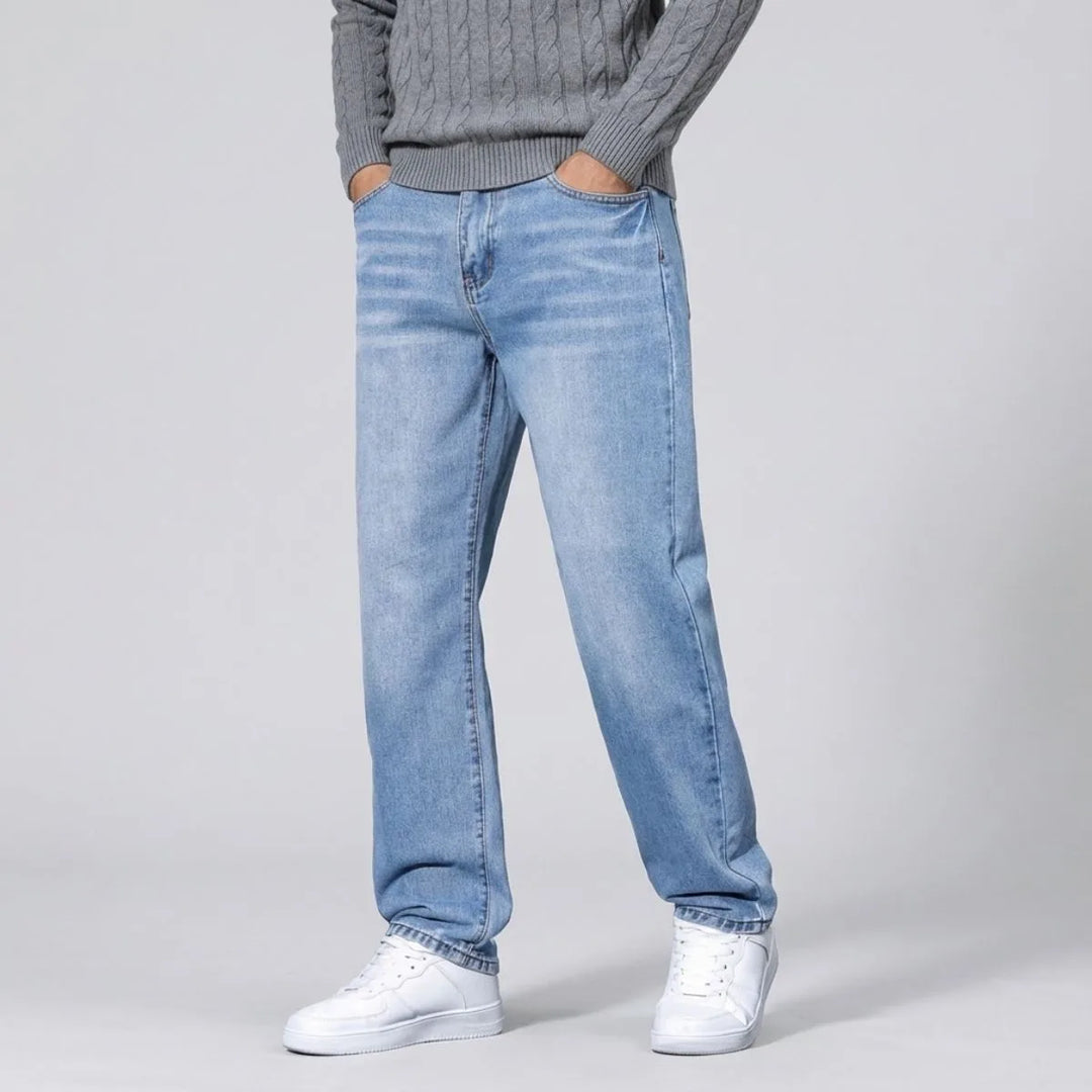 Detail van de hoogwaardige denim stof van de straight leg herenjeans met regular fit.