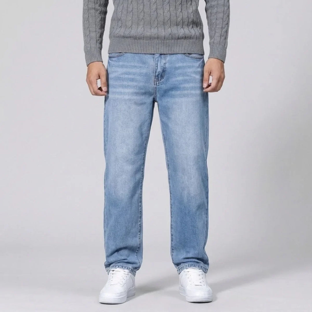Close-up van de stof van de lichtblauwe straight leg herenjeans, regular fit voor optimaal comfort en stijl.