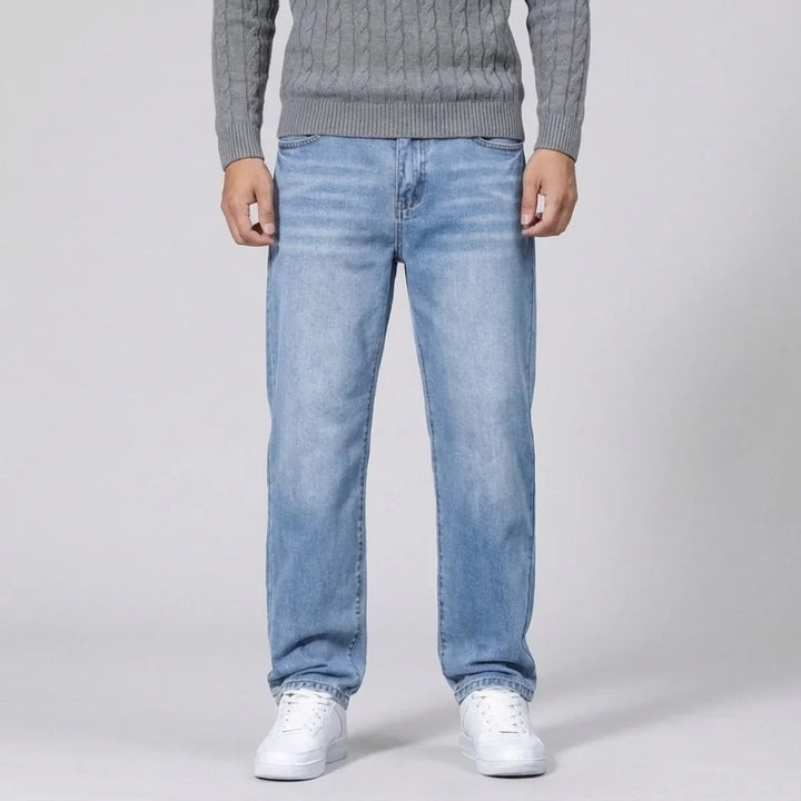 Close-up van de stof van de lichtblauwe straight leg herenjeans, regular fit voor optimaal comfort en stijl.
