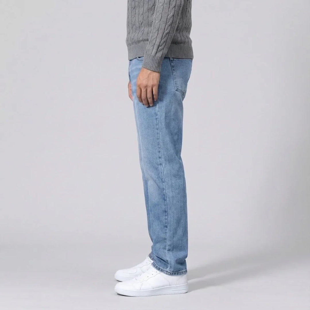 Achteraanzicht van donkergrijze straight leg herenjeans, regular fit. Met zakken en klassieke stiksels.