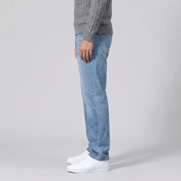 Achteraanzicht van donkergrijze straight leg herenjeans, regular fit. Met zakken en klassieke stiksels.