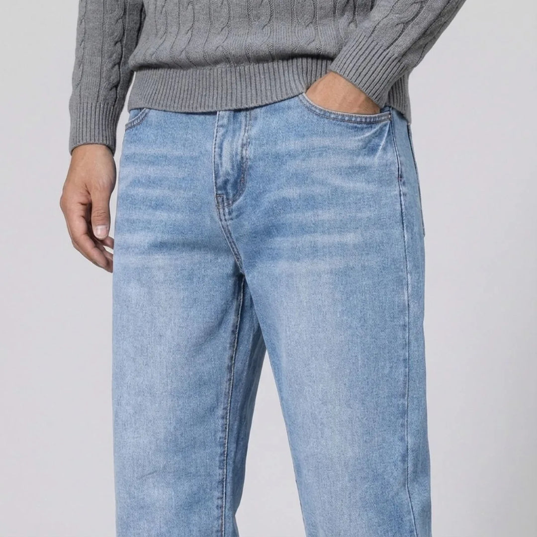 Casual outfit: Herenjeans straight leg, regular fit, gecombineerd met een trendy t-shirt.