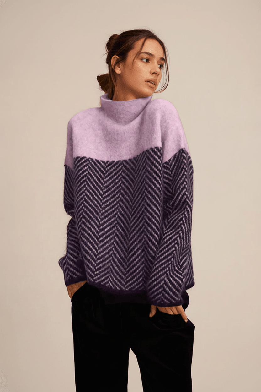 Zachte dames gebreide trui met opstaande kraag. Warme en comfortabele trui voor casual winterdagen. Herfstmode.