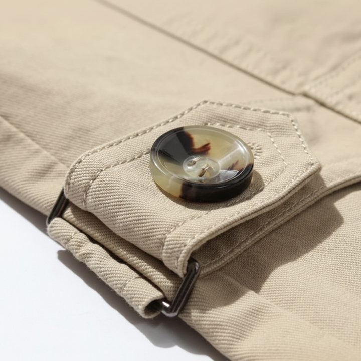 Zakelijke heren trenchcoat met schoudervullingen. Een gestructureerde, elegante lange jas voor professionele uitstraling.
