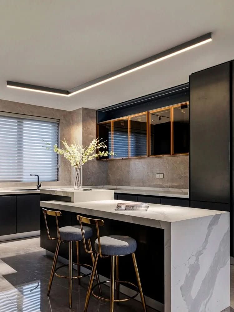 Scandinavische LED plafondlamp, modern en functioneel, duurzame aluminium behuizing.
