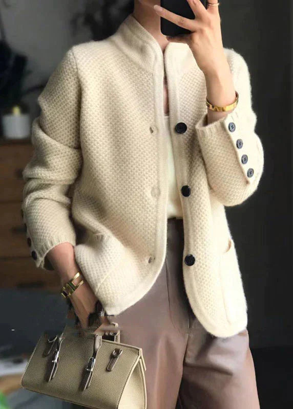 Zacht en warm dames vest van 100% kasjmier met opstaande kraag en knoopsluiting, in bruin.