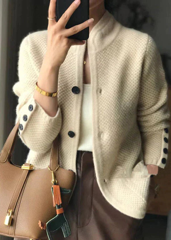 Veelzijdig grijs kasjmier dames vest, warm en comfortabel, perfect als trui met opstaande kraag.
