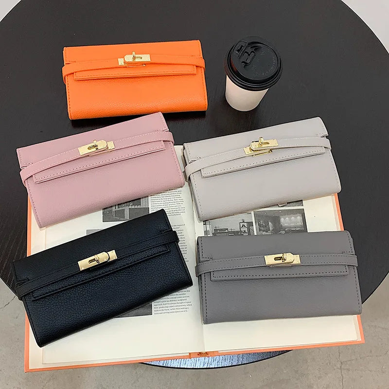 Elegante dames portefeuille met ruime indeling, ideaal voor pasjes, contant geld en munten.