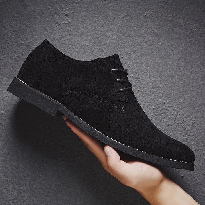 Man draagt elegante bruine Oxford schoenen. Combineert stijl en comfort voor de moderne heer.