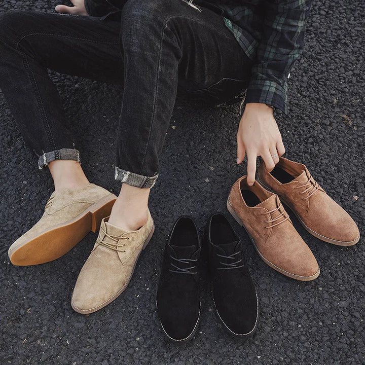 Detail van de veters van zwarte Oxford schoenen. Klassieke stijl en duurzaam comfort voor heren.
