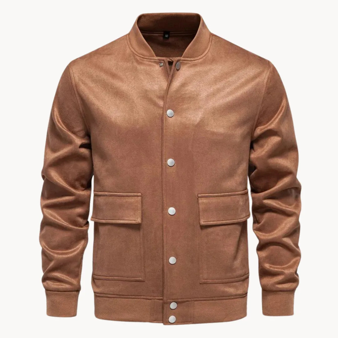 Dit herenjack met ronde hals en drukknopen is de perfecte stijlvolle en moderne aanvulling op elke garderobe.