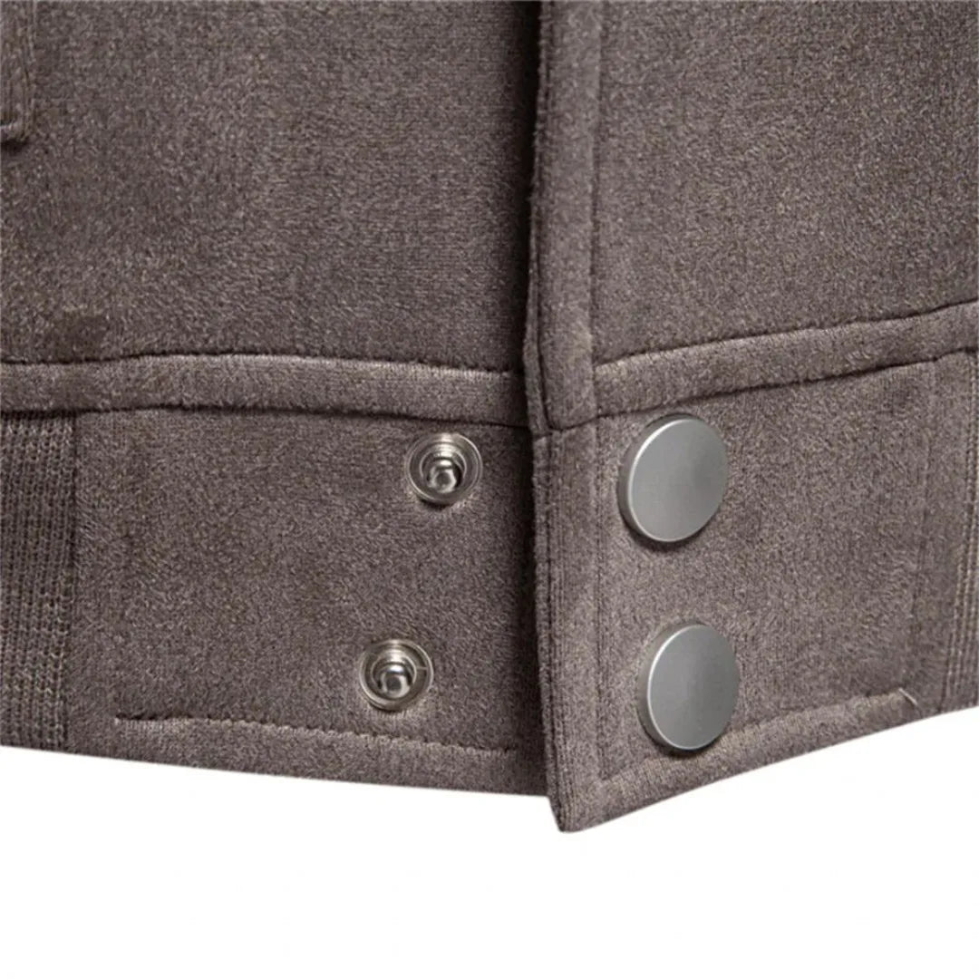 Detail van de drukknopen en ronde hals van dit trendy heren bomberjack, een moderne en functionele buitenkleding.