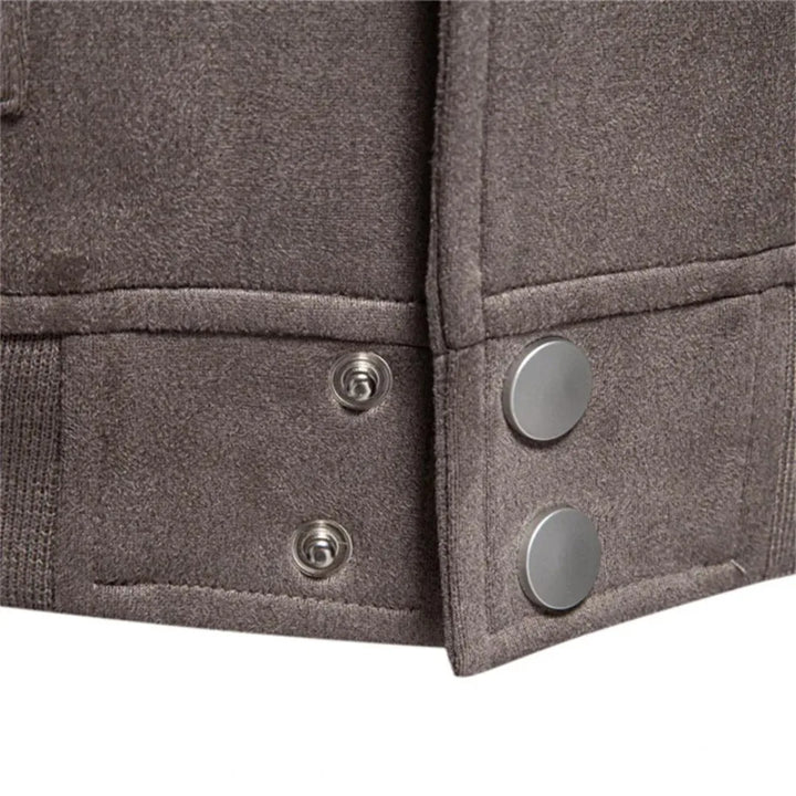 Detail van de drukknopen en ronde hals van dit trendy heren bomberjack, een moderne en functionele buitenkleding.