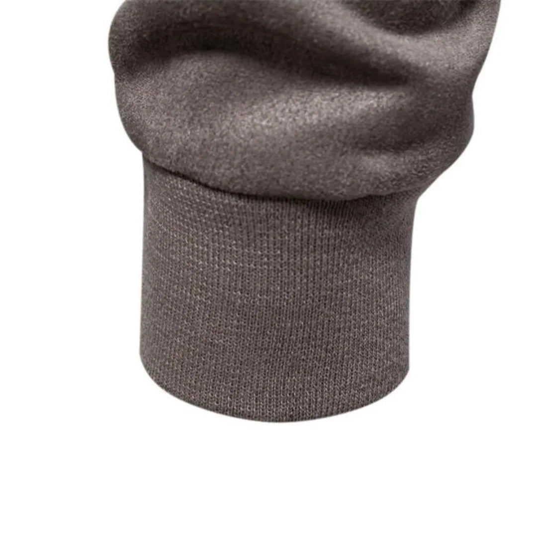 De achterkant van het heren bomberjack, met een moderne pasvorm en strak design. Comfortabele herfstjas voor hem.