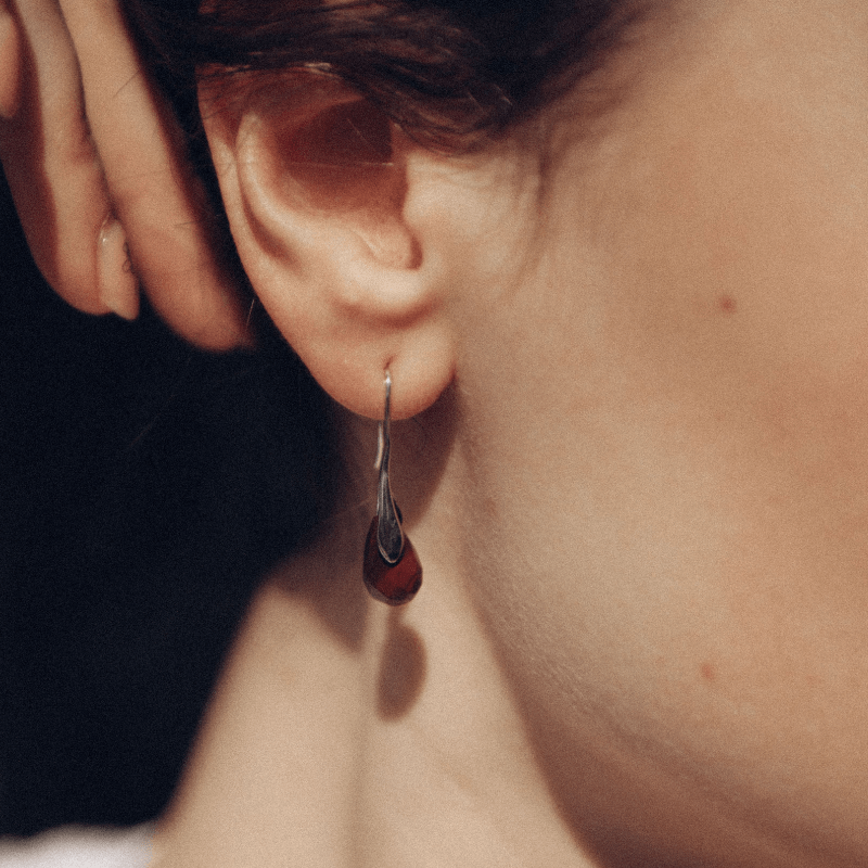 Elegant paar druppel oorbellen met natuurlijke amethist edelstenen. Spirituele dames sieraden voor rust en balans.
