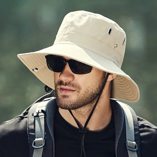 Stijlvolle heren visserhoed met brede rand, perfect voor vissen, wandelen en UV-bescherming in de zomer.