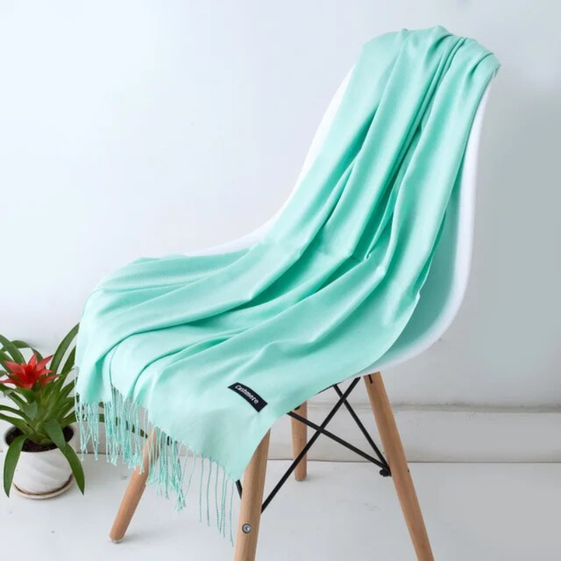 Luxe en warme kasjmier sjaal, perfect voor koude herfstavonden.