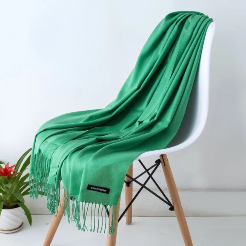 Luxe kasjmier sjaal, elegant gedrapeerd om de schouders.