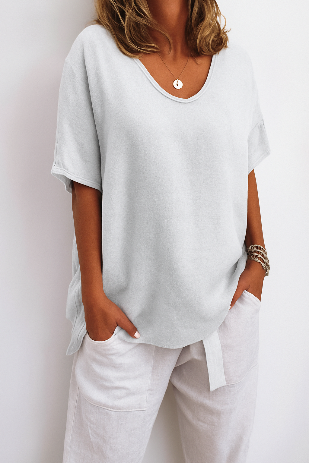 Basic dames t-shirt met ronde hals. Casual, elegant en comfortabel voor zowel lente als zomer.