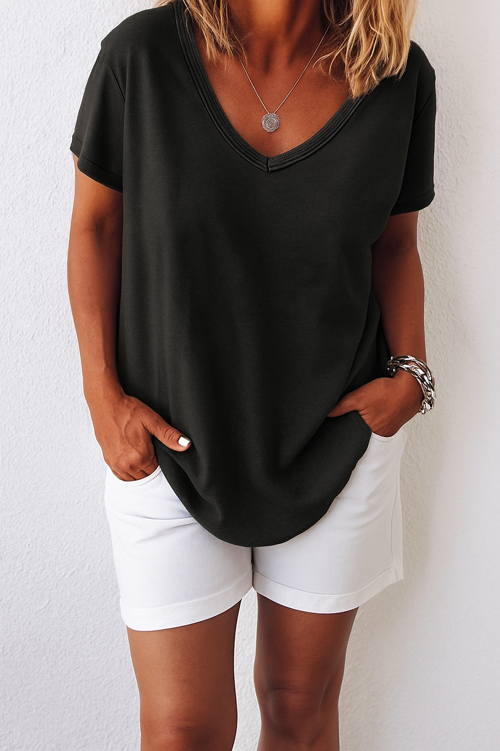 Stijlvol dames shirt met ronde hals. Tijdloos design, comfortabele pasvorm. Geschikt voor casual en chic.