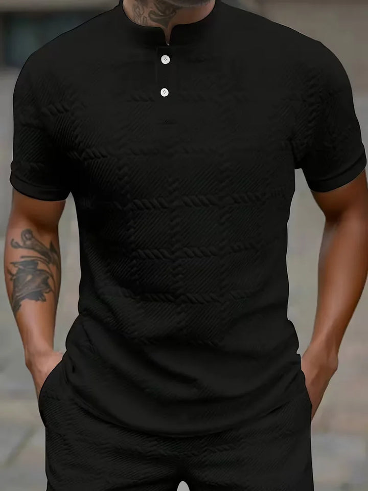 Modern heren Henley shirt met korte mouwen, een essentieel kledingstuk voor een stijlvolle en relaxte look.