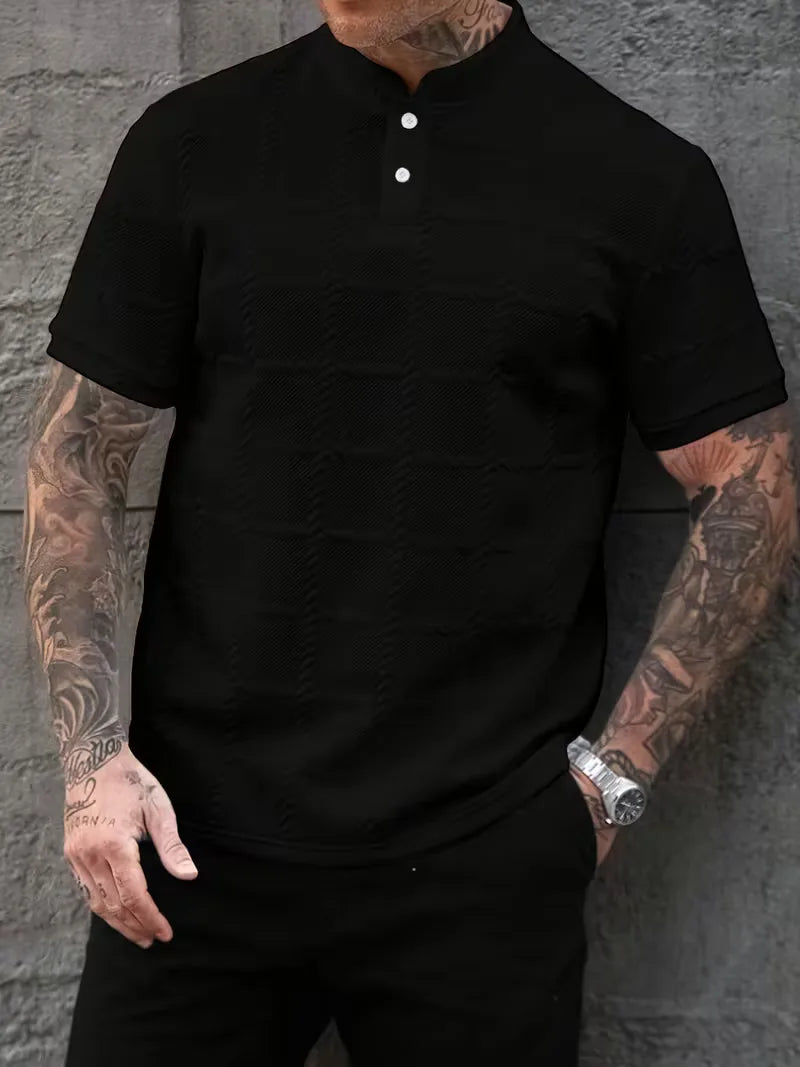 Heren t-shirt in Henley-stijl met korte mouwen, ontworpen voor een stijlvolle en comfortabele casual zomerlook.