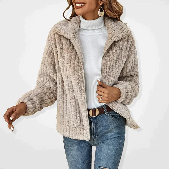 Comfortabel lang damesvest met kraag, perfect voor casual en stijlvolle looks. Zachte VHM bovenkleding.