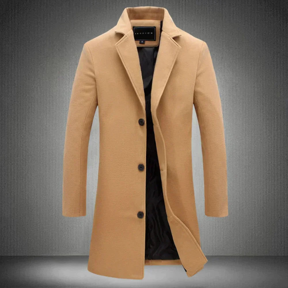 Man draagt een elegante zwarte klassieke wollen winterjas, perfect voor zowel zakelijke als casual heren mode outfits.