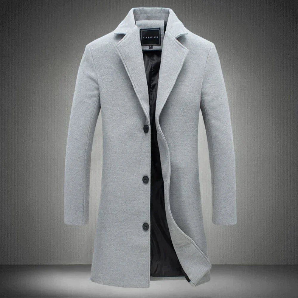 Khaki klassieke wollen winterjas voor heren, met aandacht voor de pasvorm. Warme en tijdloze elegante herenjas.