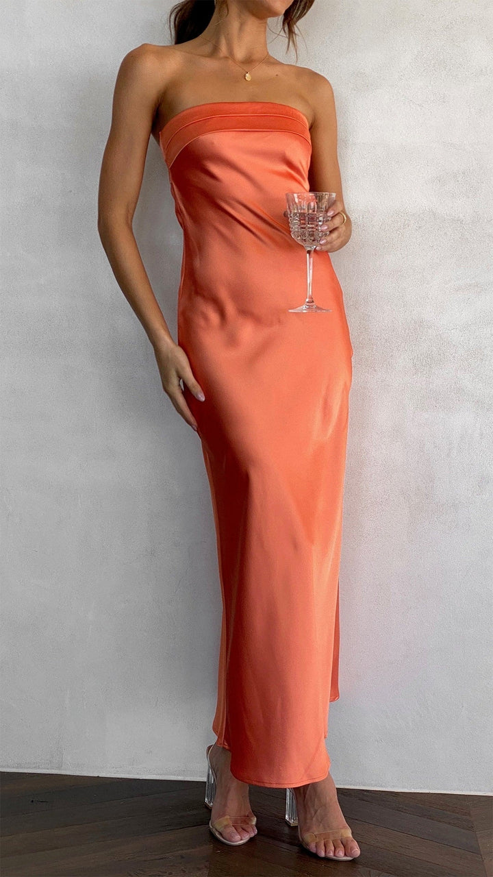 Tijdloze off-shoulder jurk van satijn, een veelzijdige keuze voor elke speciale damesgelegenheid.