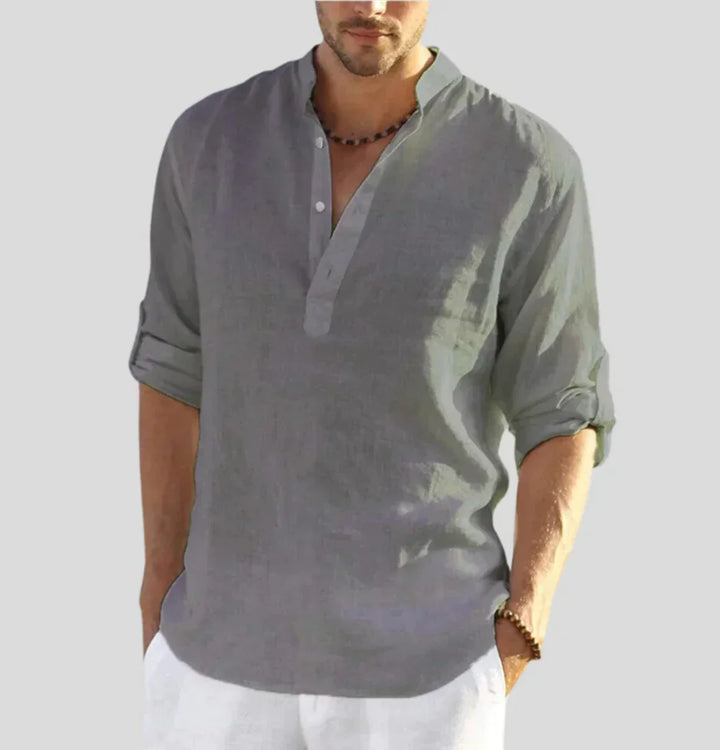 Model draagt stijlvol heren zomeroverhemd korte mouw, comfortabel voor casual mode.