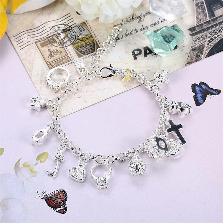 Elegant verzilverde dames bedelarmband; een must-have accessoire dat elke outfit compleet maakt.