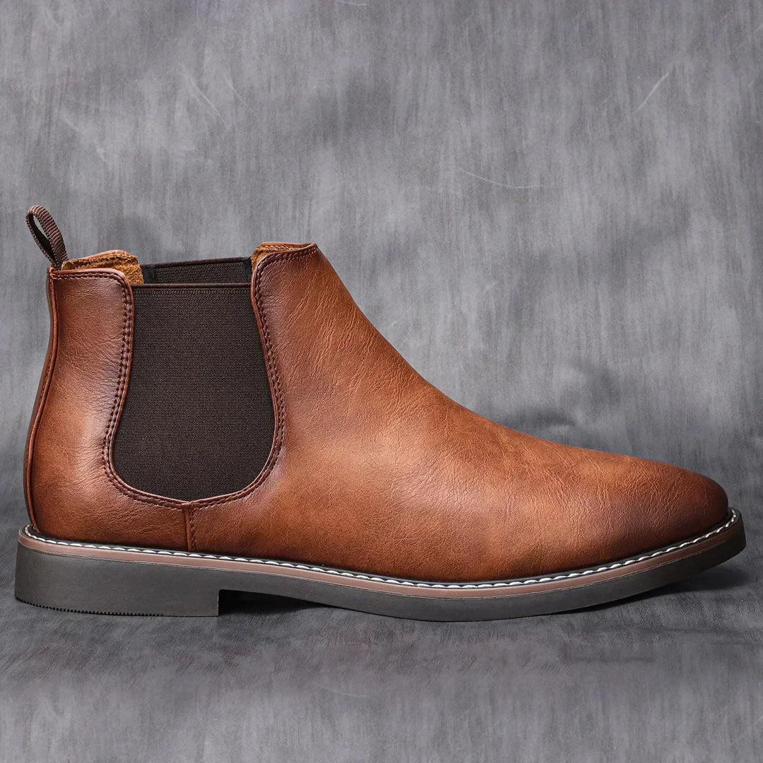 Heren Chelsea boots Adrian in een casual setting, perfect met jeans voor een relaxte en toch stijlvolle look.